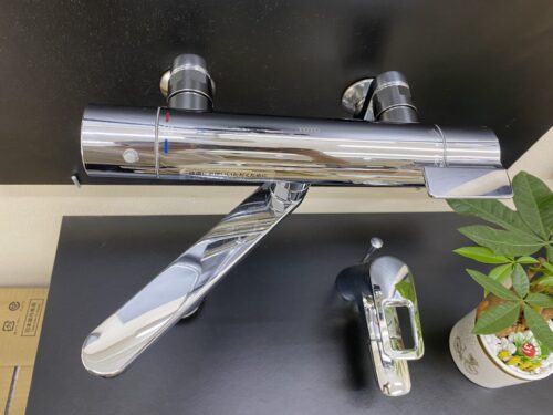 Sen tắm Toto TBV03402J có nút nhấn đầu vòi, khống chế nhiệt độ 16 Thân sen được mạ Niken Chorme