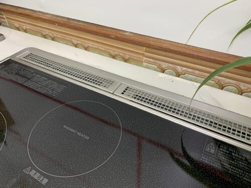 Bếp từ Hitachi HT-M6K (mặt đen) size 60cm sản xuất 2025 13 Khe tản nhiệt bếp từ