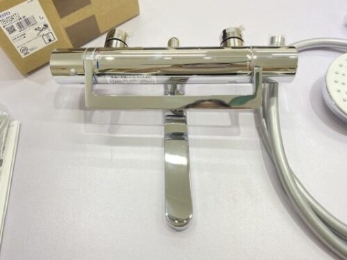 Sen tắm Toto TBV03417J củ sen có tay dài, kiểu dáng cách điệu - Ảnh 4